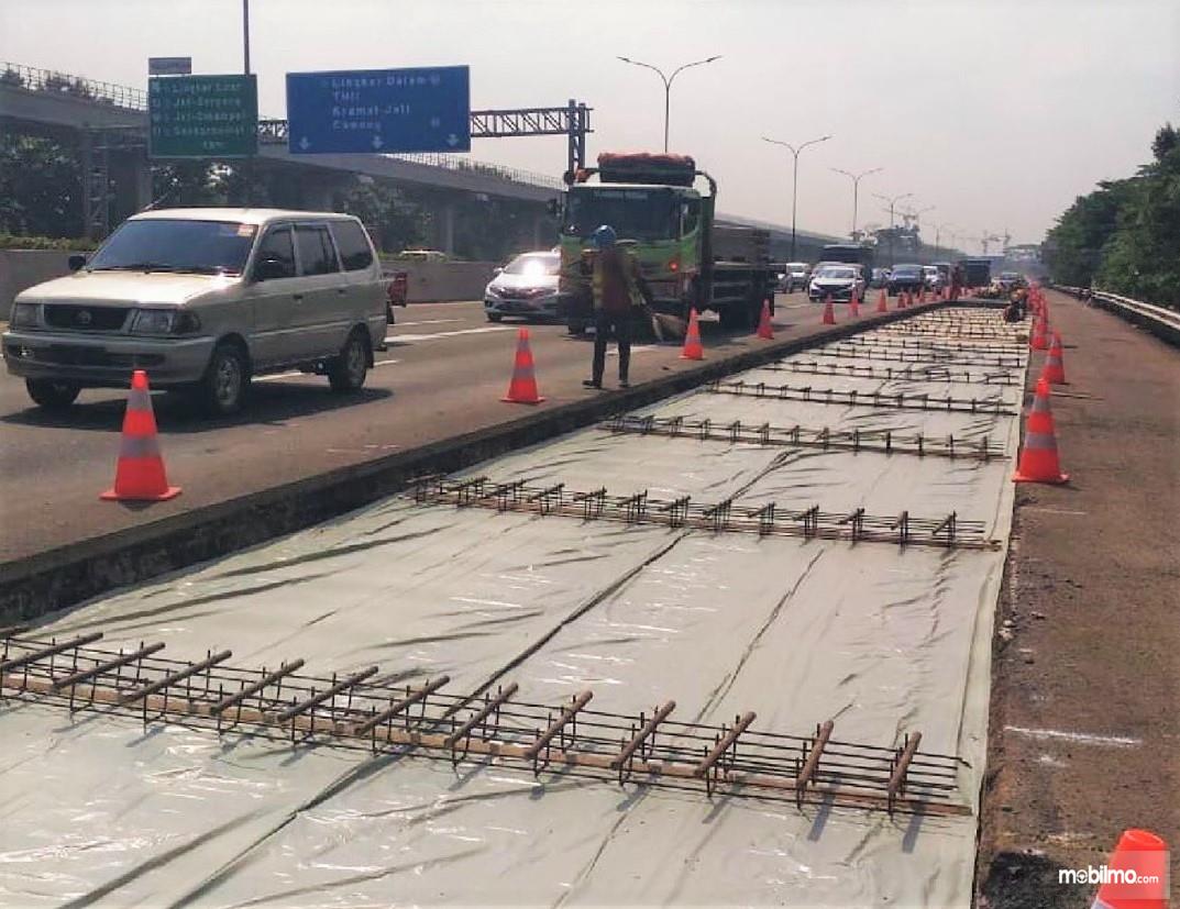 Foto menunjukkan Rekonstruksi jalan tol Jagorawi