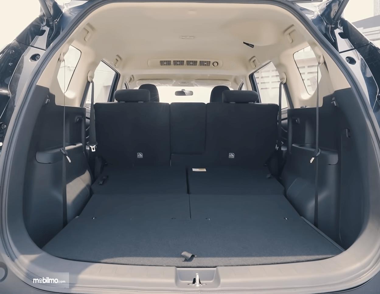 Gambar ini menunjukkan bagasi mobil Mitsubishi Xpander Cross 2019