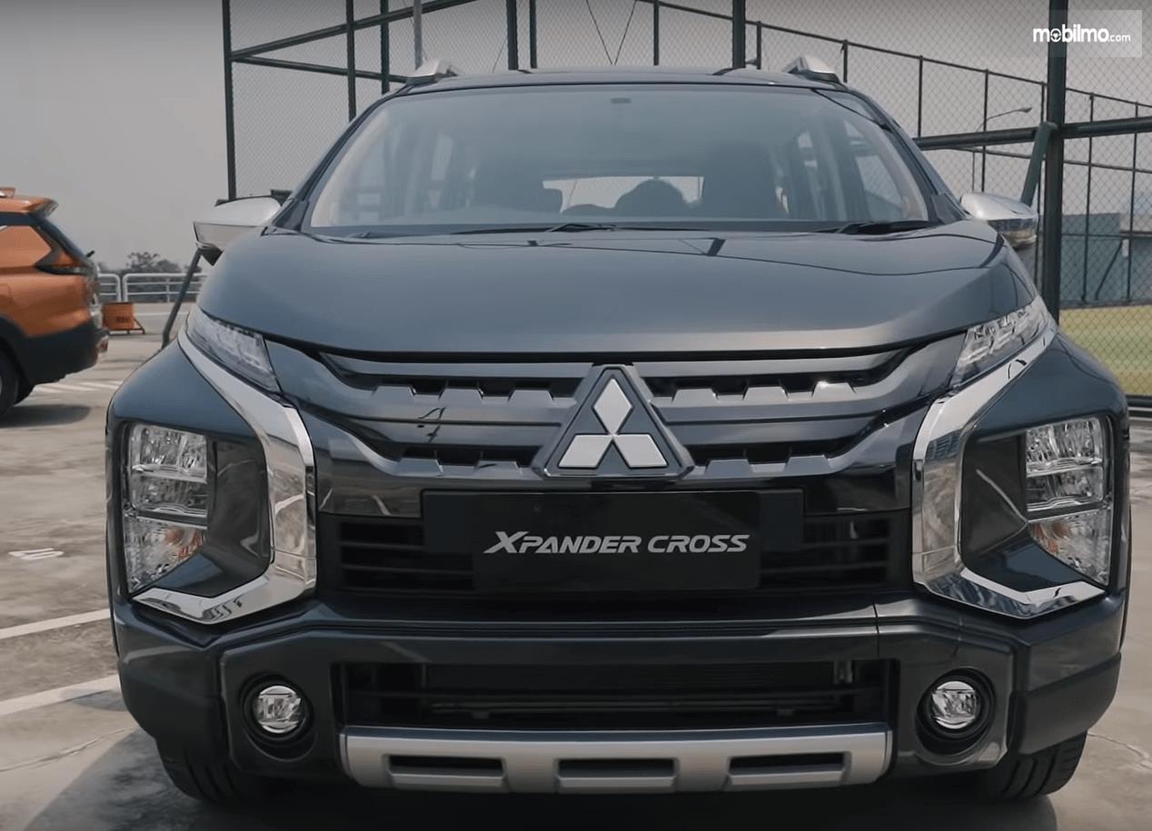 Gambar ini menunjukkan bagian depan mobil Mitsubishi Xpander Cross 2019
