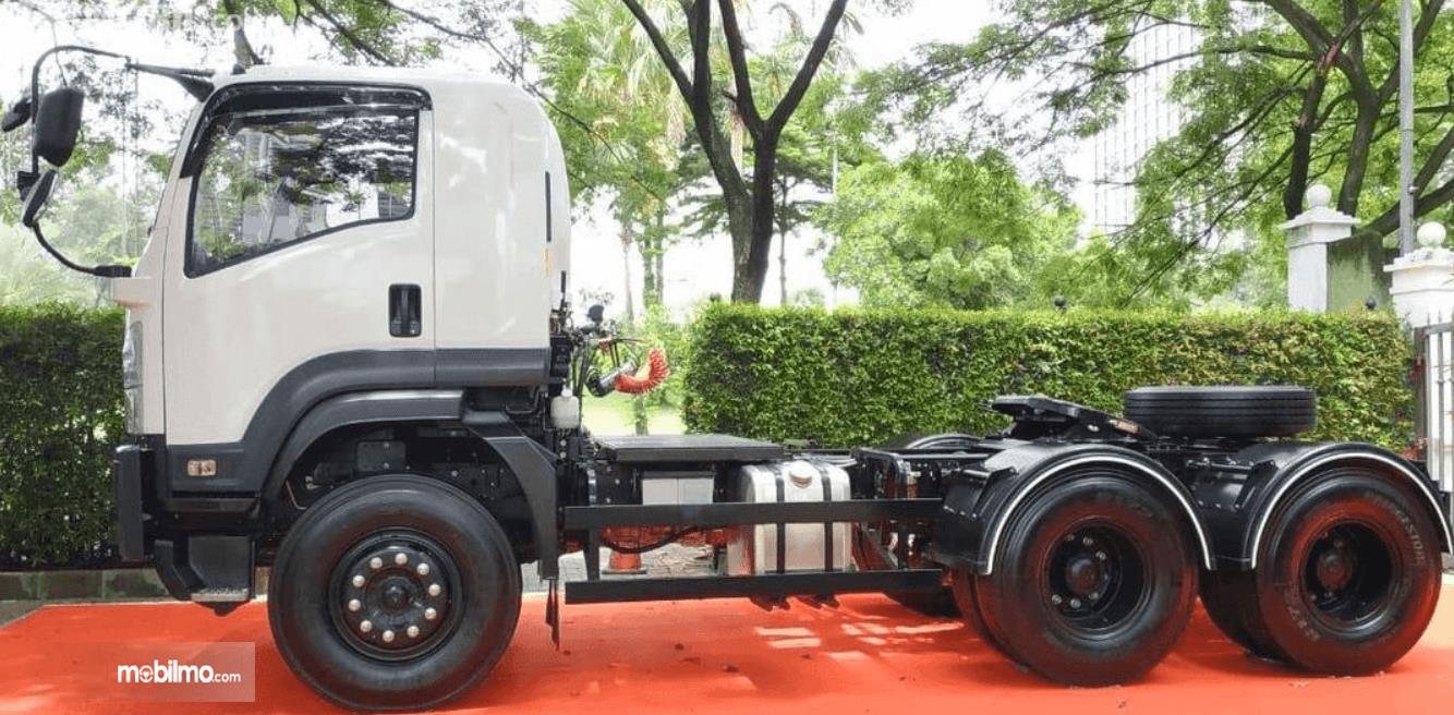 Gambar ini memnunjukkan sisi samping mobil Isuzu Giga Tractor Head GXZ 60 K ABS 2019