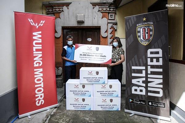 Foto Wuling dan Bali United menyerahkan bantuan masker non medis