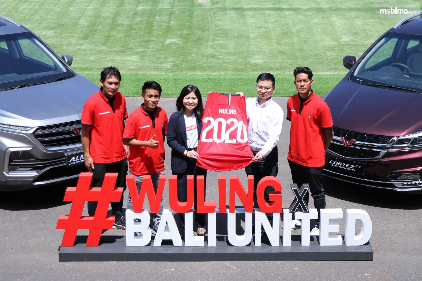 Foto menunjukkan Wuling sponsori Bali United