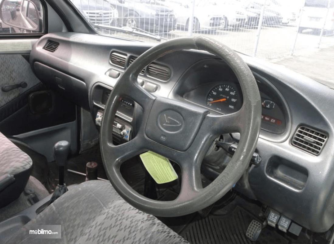 Gambar ini menunjukkan bagian dashboard mobil Daihatsu Espass 2005