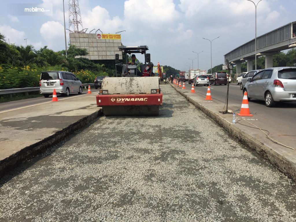 Foto menunjukkan Rekonstruksi jalan Tol Jagorawi