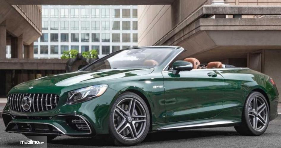 Gambar ini menunjukkan mobil Mercedes-Benz tampak depan dengan warna hijau