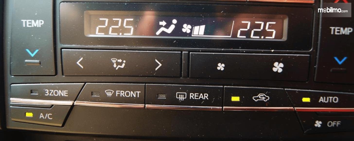 Gambar ini menunjukkan tombol pengaturan AC Toyota Camry 2.5 Hybrid 2015 dan tombol laon