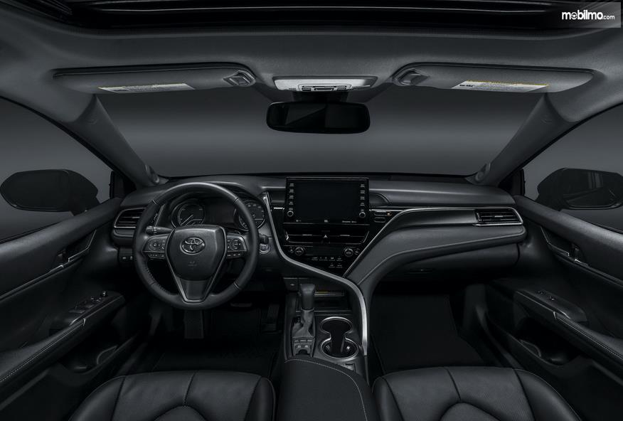 Gambar ini menunjukkan interior Toyota Camry 2021