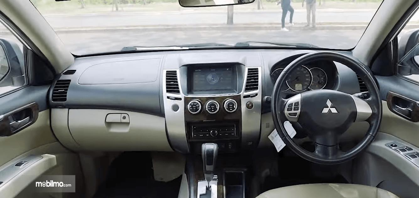 Gambar ini menunjukkan dashboard dan kemudi Mitsubishi Pajero Sport Exceed Limited 2013