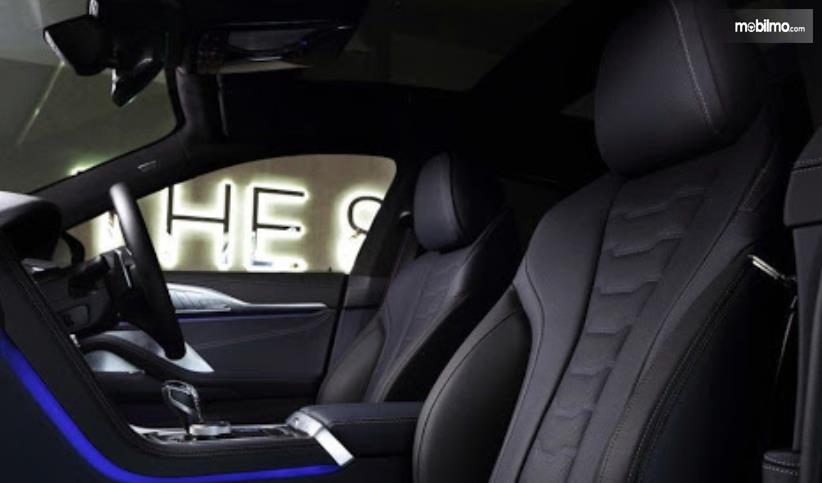 Gambar ini menunjukkan kursi pengemudi dan penumpang depan BMW Seri 8