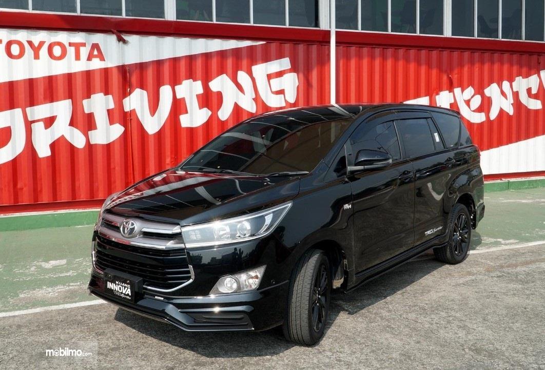 Foto menunjukkan Toyota Kijang Innova TRD Sportivo Limited Edition tampak dari samping depan