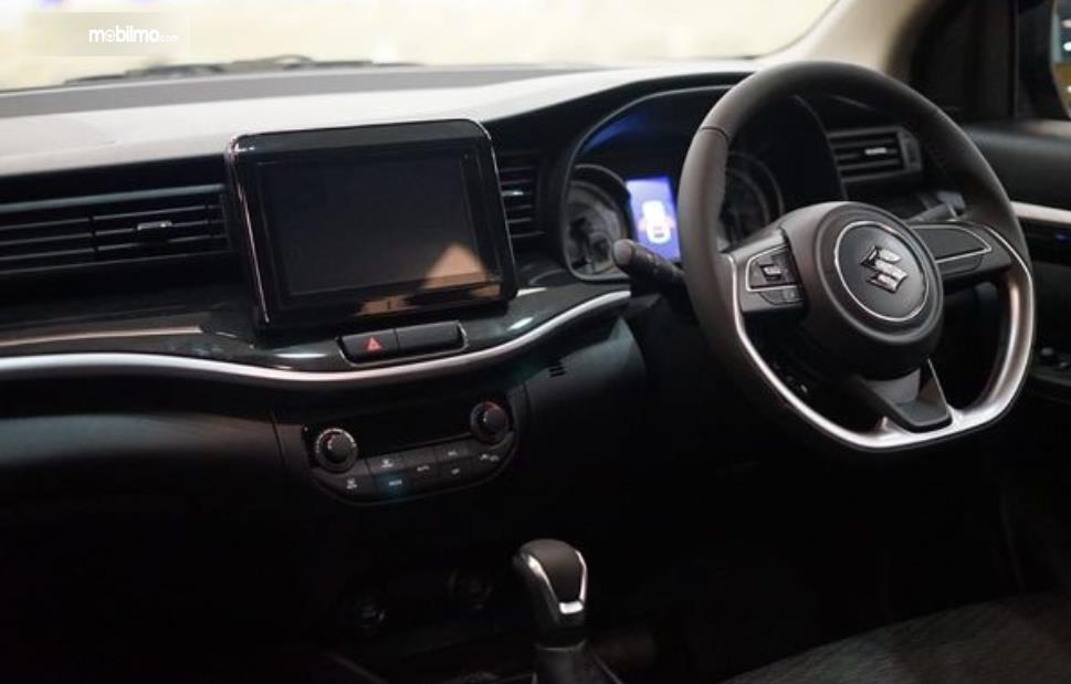 Gambar ini menunjukkan interior Suzuki XL7