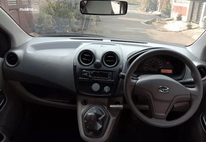 Gambar ini menunjukkan dashboard dan kemudi mobil Datsun GO+ Panca 2014