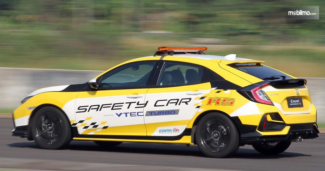 Gambar ini menunjukkan mobil Honda Civic hatchback RS jadi Safety Car di ISSOM 2020