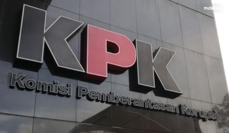 Gambar ini menunjukkan logo KPK di kantor KPK