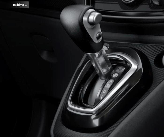 Gambar ini menunjukkan tuas transmisi pada mobil Datsun GO+ Panca CVT 2019
