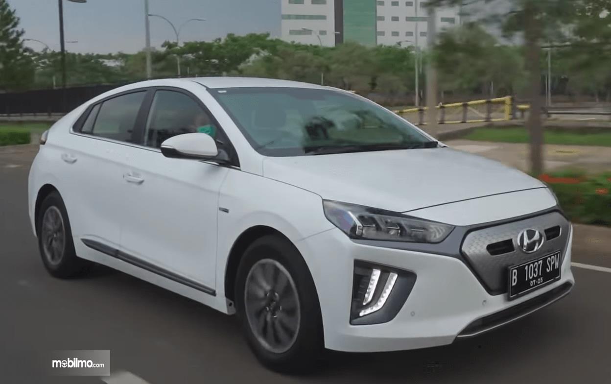 Gambar ini menunjukkan bagian samping Hyundai Ioniq Electric 2020