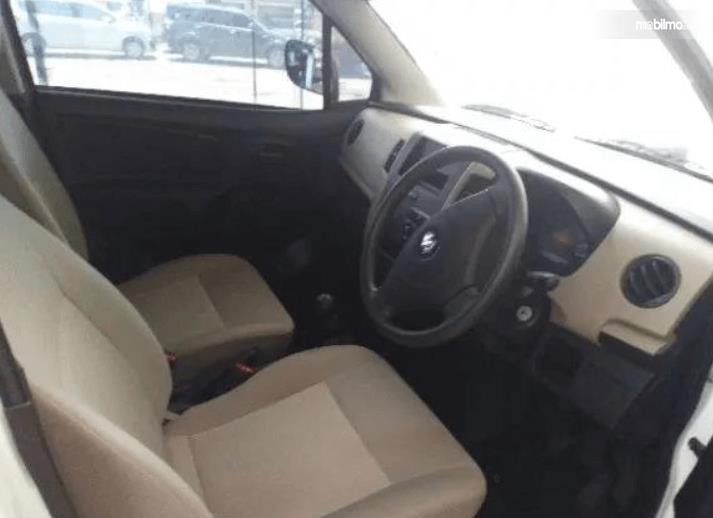 Gambar ini menunjukkan jok mobil Suzuki Karimun Wagon R Blind Van 2015
