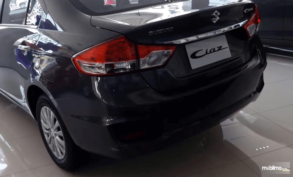 Gambar ini menunjukkan sisi belakang Mobil Suzuki Ciaz GLX AT 2016