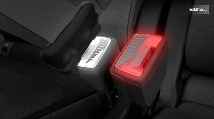 Gambar ini menunjukkan pengunci Seat Belt menyala merah dan putih