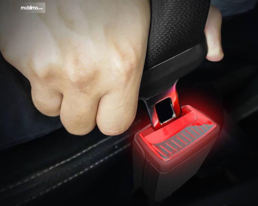 Gambar ini menunjukkan lampu pengunci sabuk pengaman menyala merah