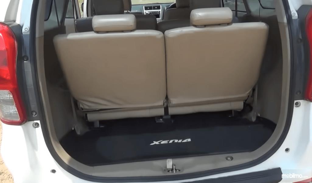 Gambar ini menunjukkan bagasi mobil Daihatsu Xenia R Deluxe 2014