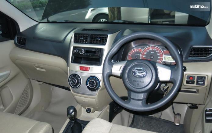 Gambar ini menunjukkan dashboard dan kemudi mobil Daihatsu Xenia R Deluxe 2014