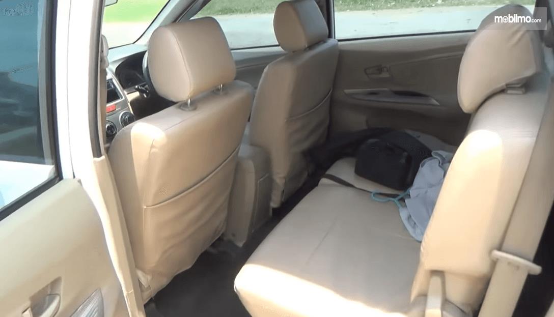 Gambar ini menunjukkan jok mobil baris kedua Daihatsu Xenia R Deluxe 2014