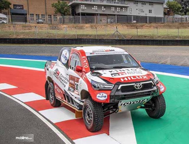 Gambar ini menunjukkan mobil Toyota Hilux untuk Reli Dakar