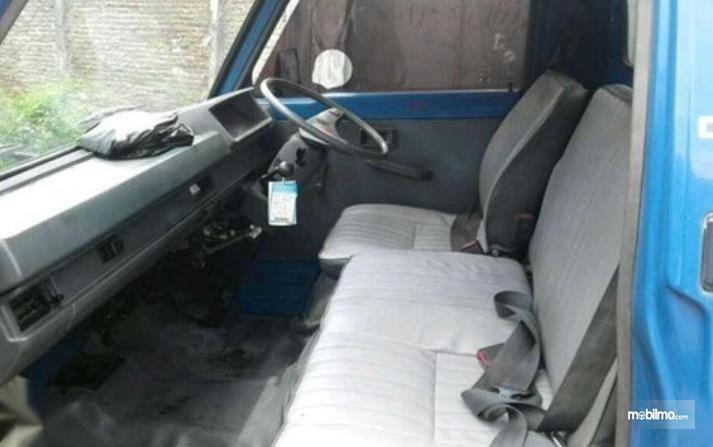 Gambar ini menunjukkan interior mobil Mobil Isuzu Bison 2010