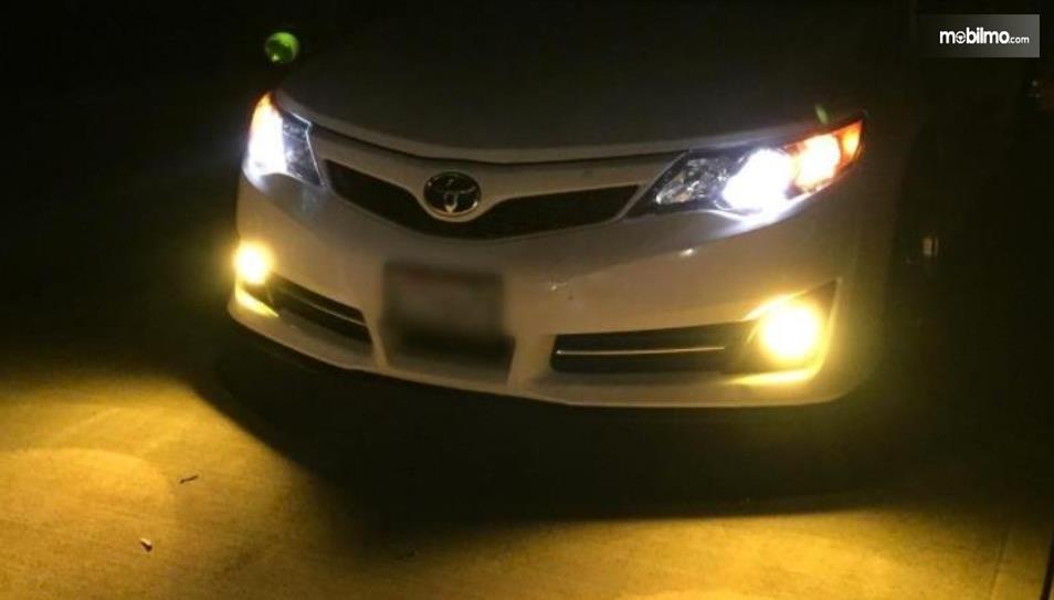 Gamnbar ini menunjukkan lampu menyala pada mobil Toyota