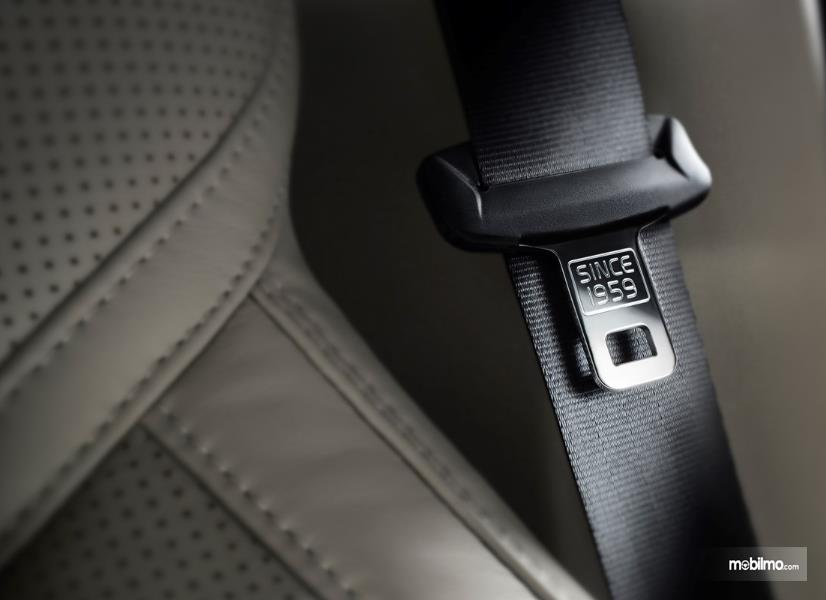 Gambar ini menunjukkan pengunci seat belt pada mobil