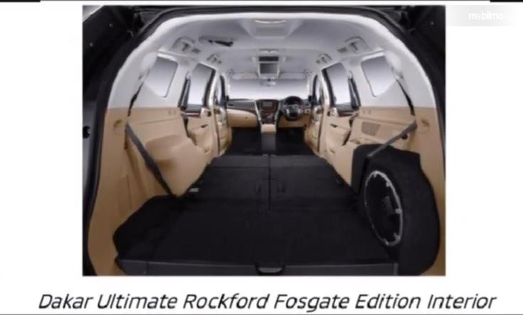 Gambar ini menunjukkan interior Mitsubishi Pajero Sport Dakar Ultimate 4x2 Rockford Fosgate Edition