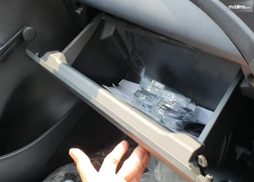 Gambar ini menunjukkan laci penyimpanan mobil Mitsubishi Triton HDX Single Cabin 2019