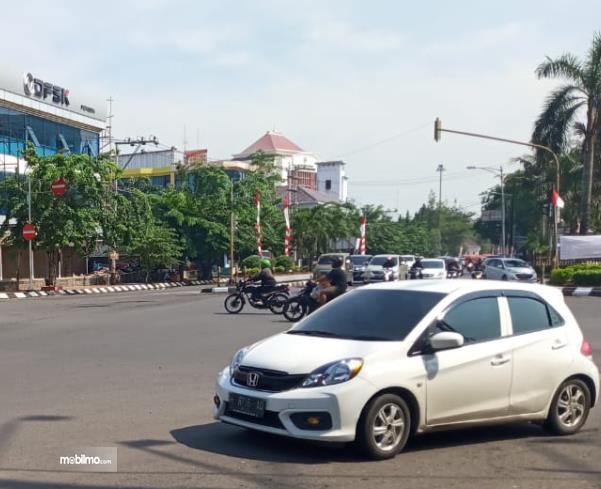Gambar ini menunjukkan terdapat mobil berada di salah satu jalan di Kota Semarang