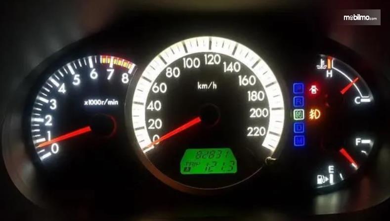 Gambar ini menunjukkan speedometer yang terdapat pada mobil