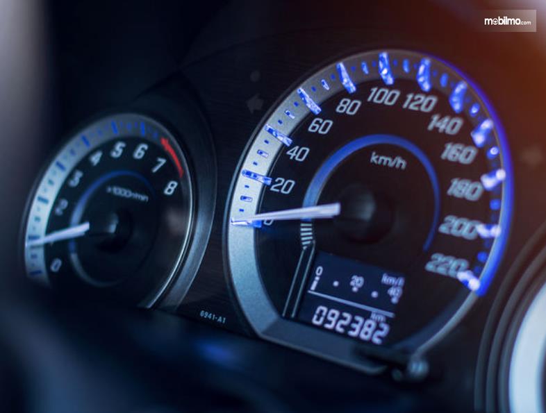 Gambar ini menunjukkan speedometer mobil model analog
