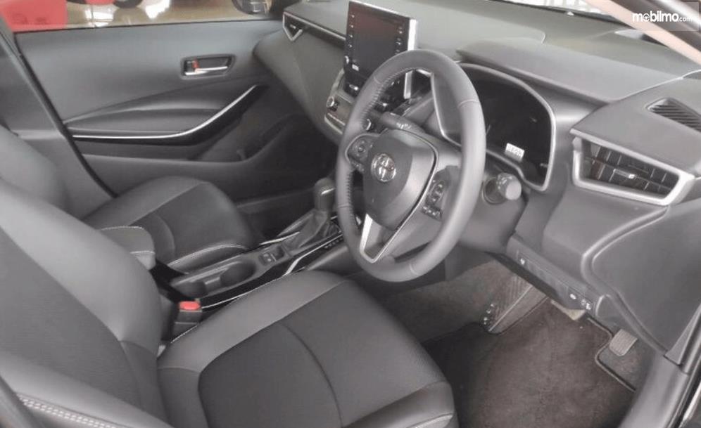 Gambar ini menunjukkan kabin depan Mobil Toyota Corolla Altis Hybrid 2019