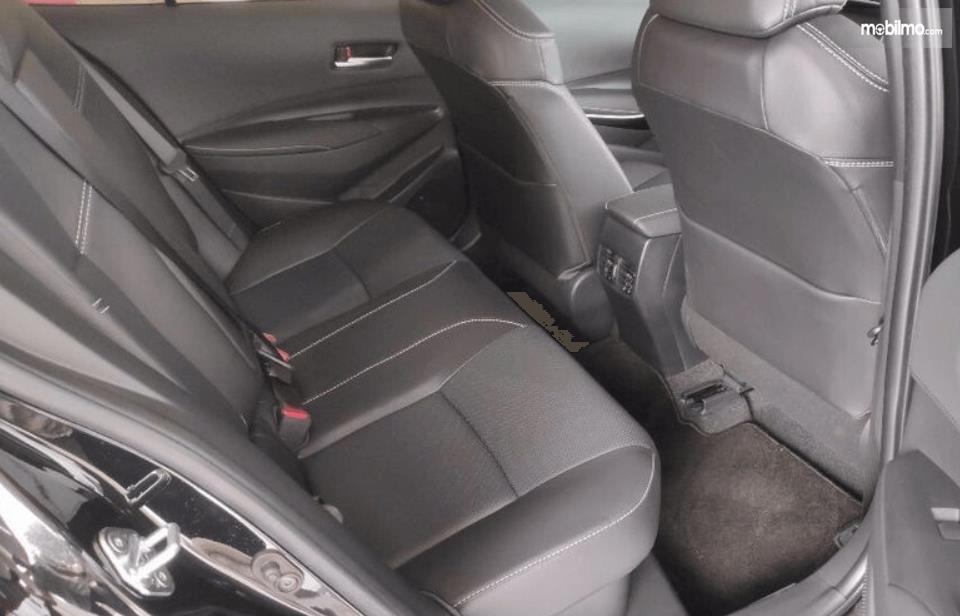 Gambar ini menunjukkan jok Mobil Toyota Corolla Altis Hybrid 2019