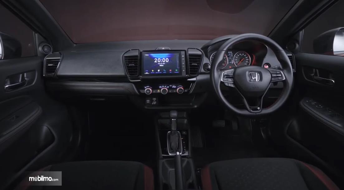 Gambar ini menunjukkan interior mobil Honda City Hatchback RS