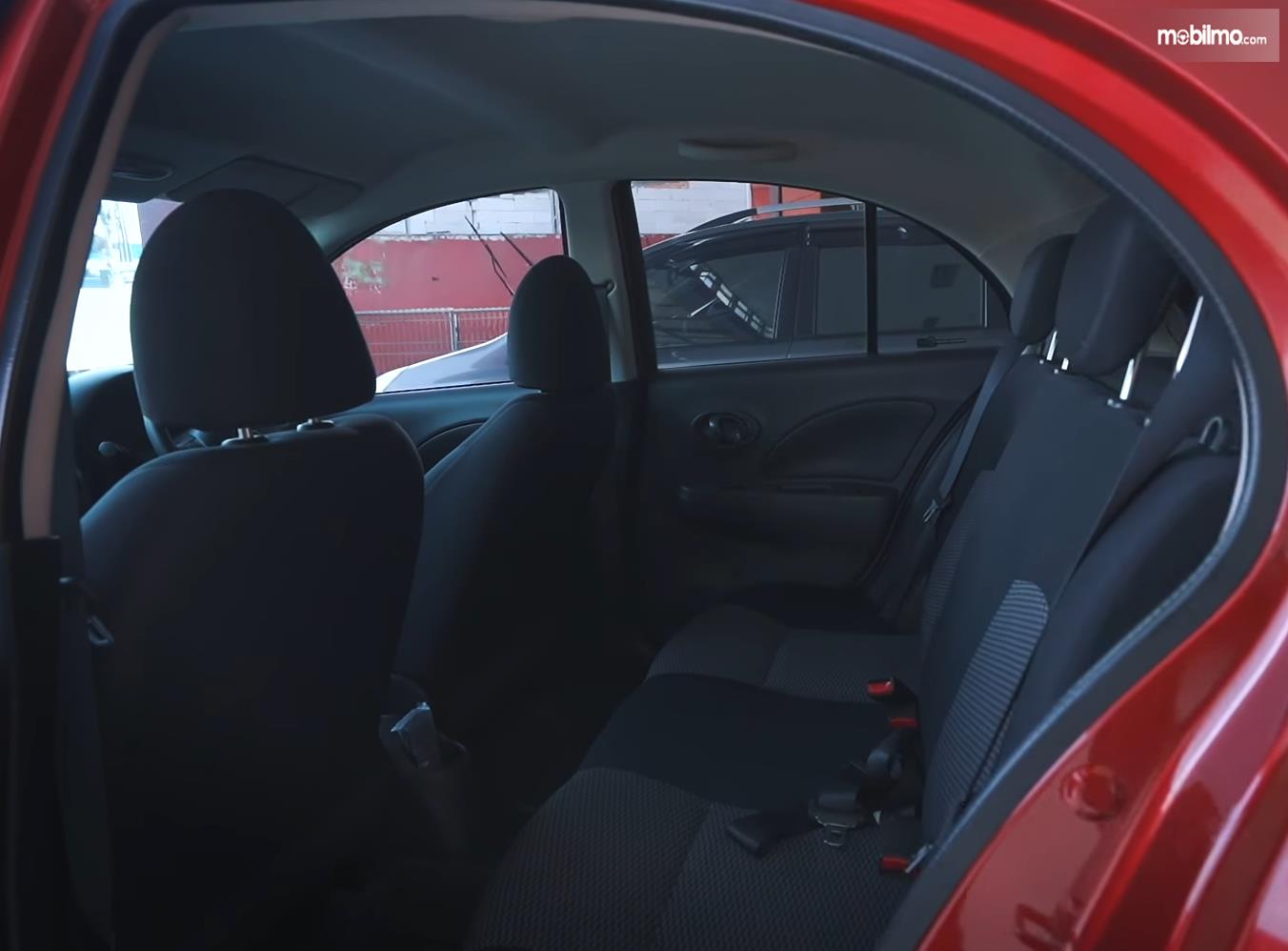 Gambar ini menunjukkan jok belakang mobil Nissan March 1.2 AT 2017