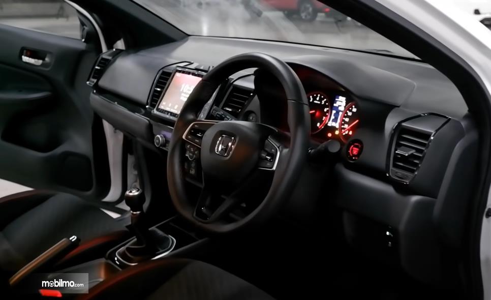 Gambar ini menunjukkan interior Honda City Hatchback RS