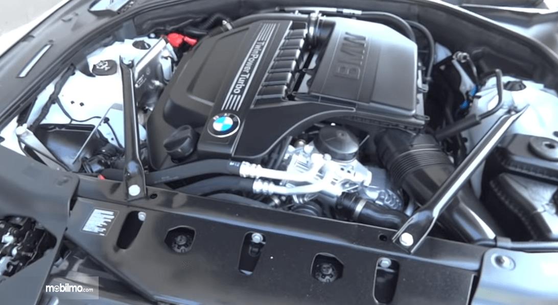 Gambar ini menunjukkan mesin mobil BMW 640i Coupe 2012