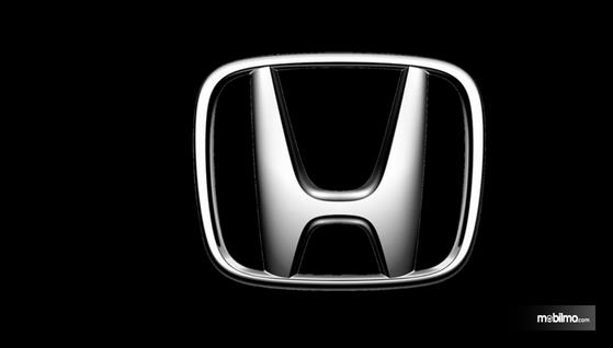 Gambar  ini menunjukkan logo Honda dengan warna krom