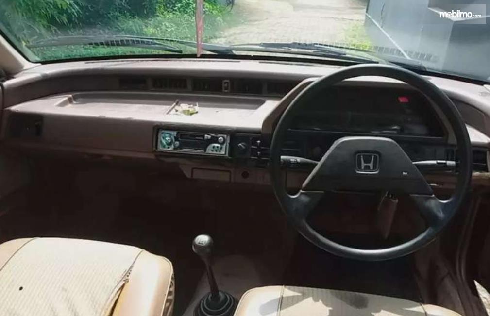 Gambar ini menunjukkan dashboard dan kemudi mobil Honda Civic Wonder 1984 Sedan