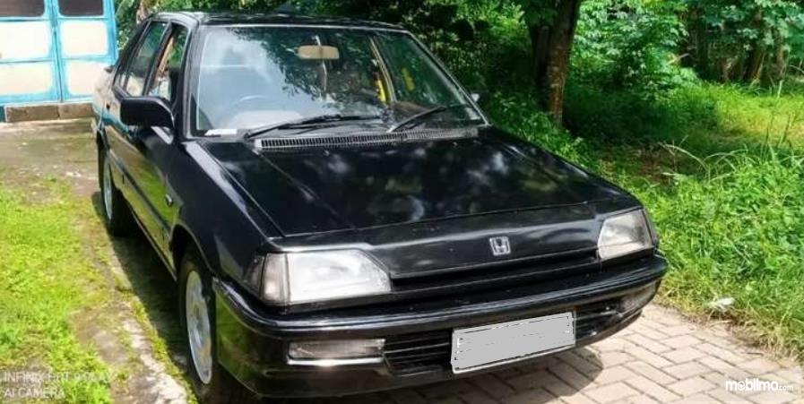 Gambar ini menunjukkan mobil Honda Civic Wonder 1984 Sedan tampak depan