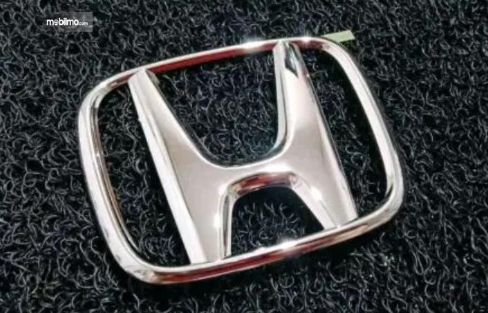 Gambar ini menunjukkan logo mobil Honda warna krom