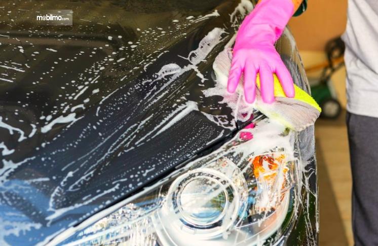 Gambar ini menunjukkan pencucian mobil dan berbusa