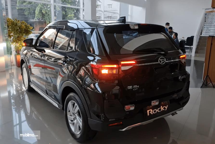 Gambar ini menunjukkan bagian belakang Daihatsu Rocky 1.2 X ADS CVT 2021