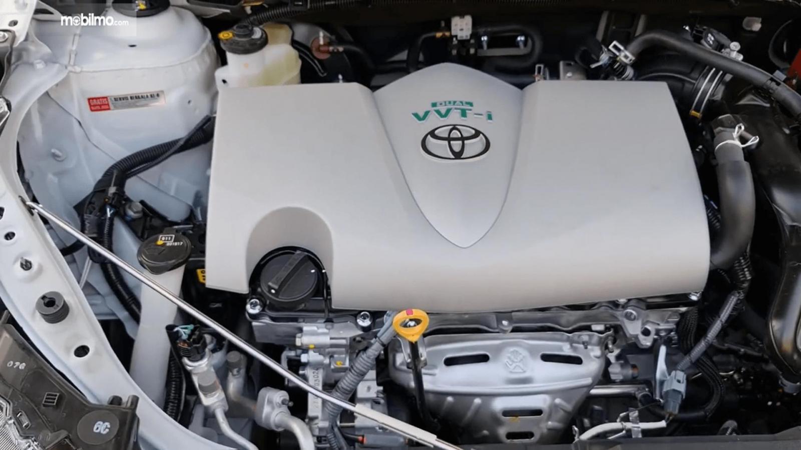Gambar ini menunjukkan mesin Toyota Yaris TRD Sportivo CVT 2020