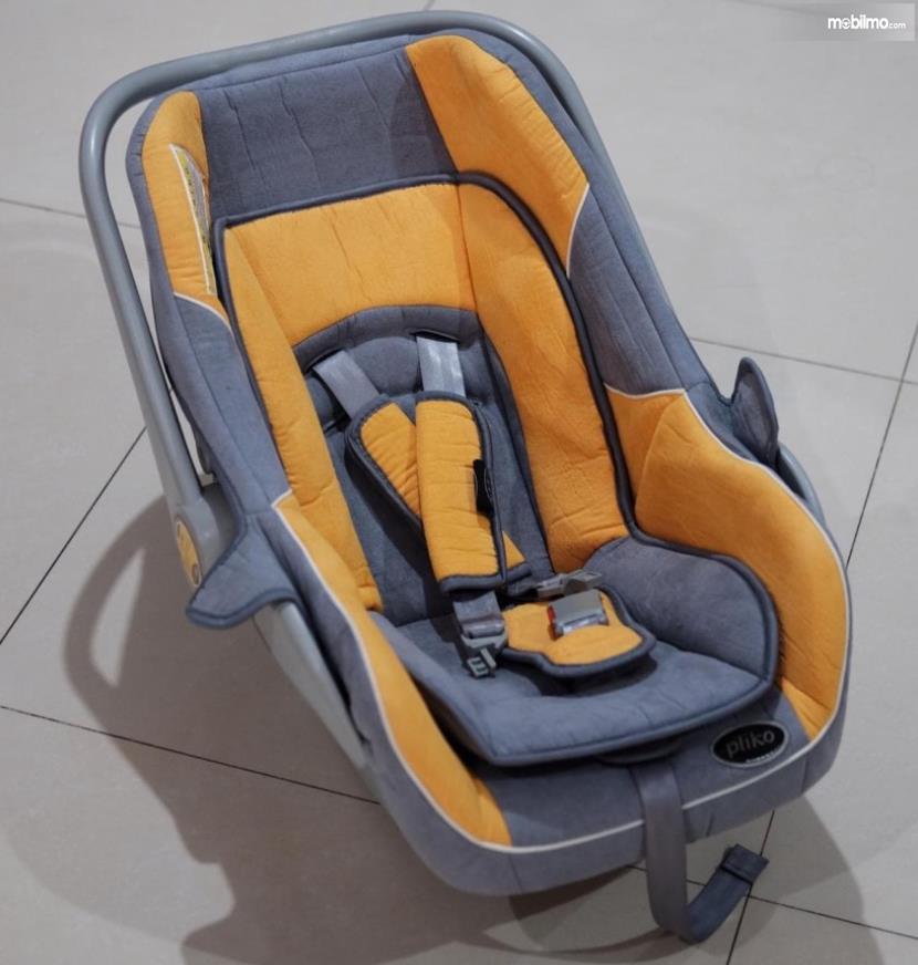 Gambar ini menunjukkan Infant Car Seat untuk anak